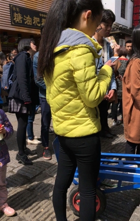 排队买小吃的美女