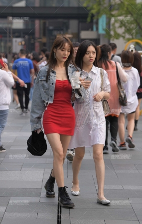 性感低胸小姐姐