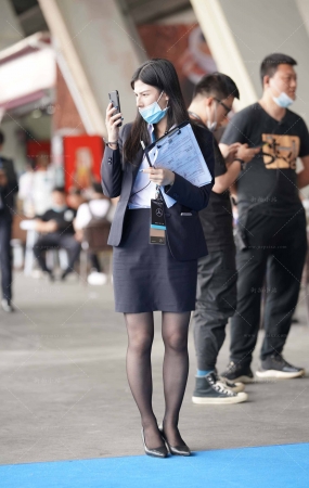 卖大奔的黑色丝工装美女