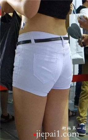 chinajoy展会现场的热裤美臀少女。