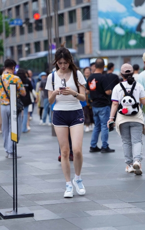 街拍偶遇清清爽爽的运动热裤女生