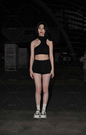 白皙美腿热裤女生