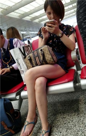 4k-凉鞋热裤碎花T恤街拍美腿