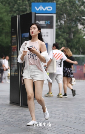 街拍白短热裤小清新妹子