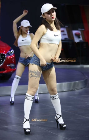 车展性感热裤舞者