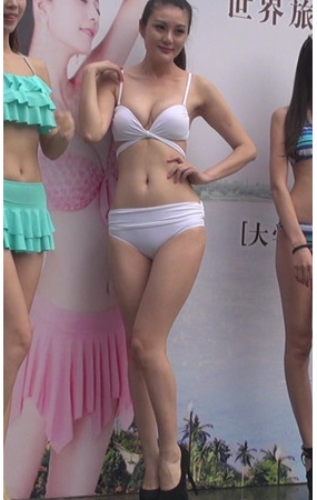漂亮的比基尼模特