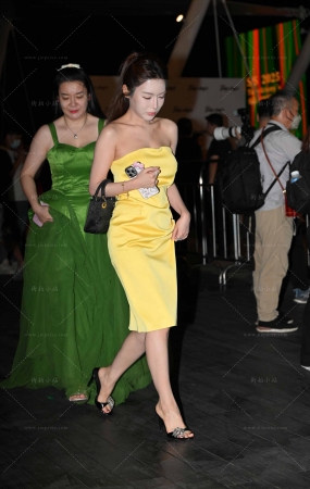 时尚的黄色抹胸裙美女