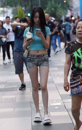 街拍紧身热牛小妹