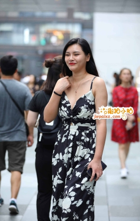 低胸美女