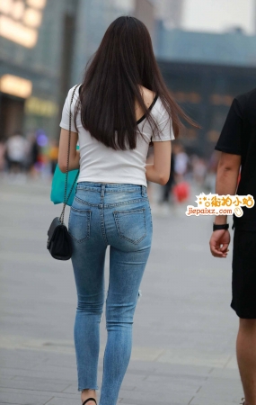 紧身牛仔美女完美身材