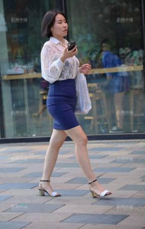 街拍深蓝色包臀裙美女