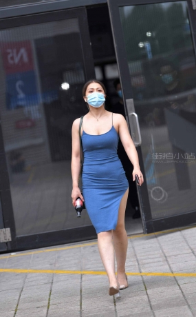 身材婀娜的蓝色群街拍美女