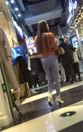 逛商场偶遇紧身蓝牛极品美臀