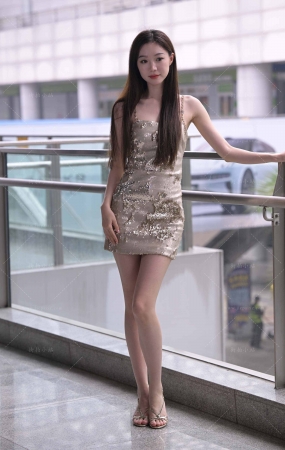 吊带小短裙妹纸