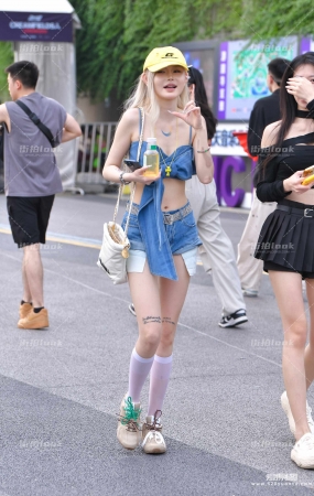 吊带热裤白袜 24-06-15-59