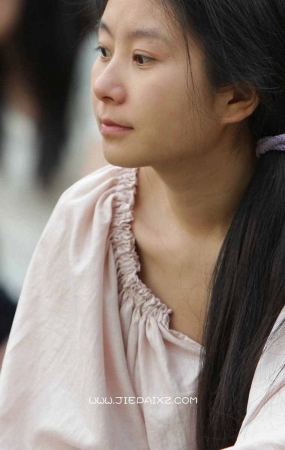 街拍牛仔裤短丝美眉