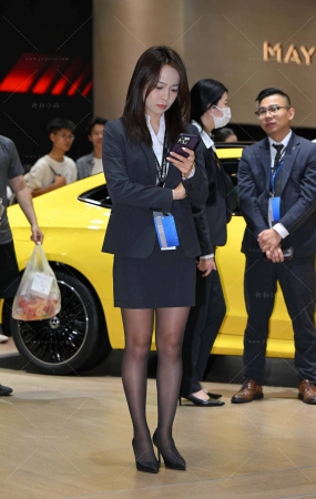 卖大奔的美女就是漂亮~