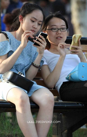 长椅上的美少女