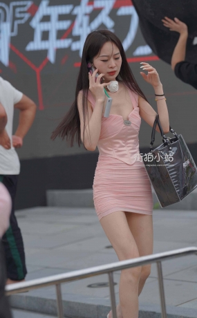 街拍粉色包臀裙性感美女