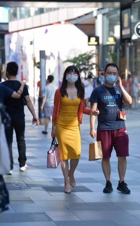 低胸裙性感高跟女友