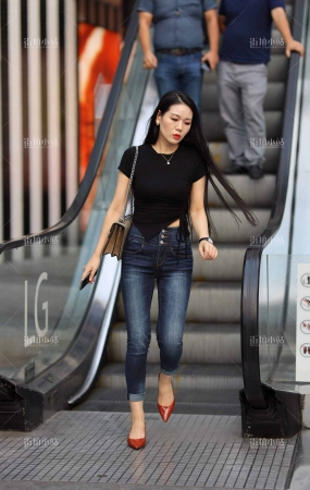 牛仔裤与高跟鞋