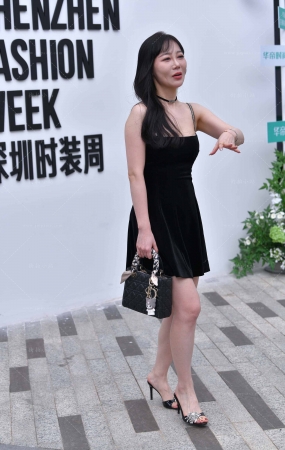 韵味吊带裙白皙美妇