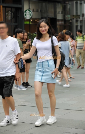 难得一见的油亮皮裙