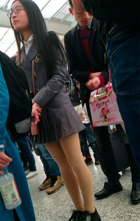 排队买票的肉丝美女