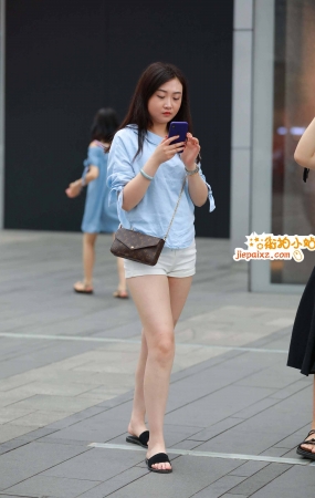 街拍白短裤美眉