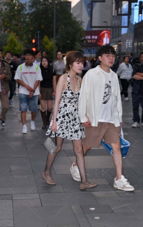 夜拍超薄灰丝裙装女友
