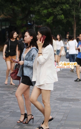 街拍高跟鞋美腿双姐妹