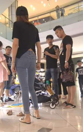 苗条身材黑T恤紧身蓝牛极品美少妇逛商场
