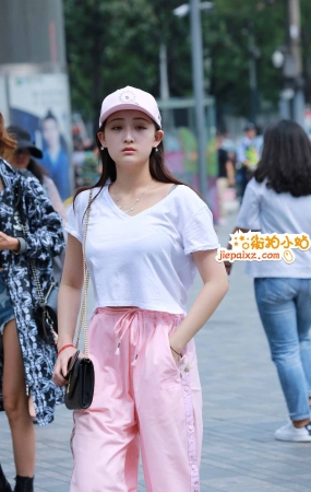 街拍粉色宽松裤鸭舌帽妹子