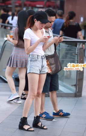 超级美腿热裤鸭舌帽小姐姐