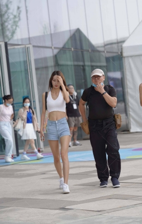 热裤小蛮腰美眉