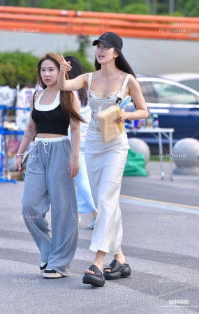 吊带白裙装 24-06-16-39