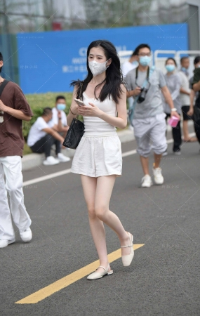 白皙小清新妹子