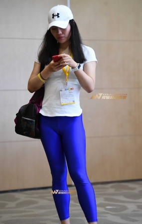 天蓝紧身瑜伽裤美女