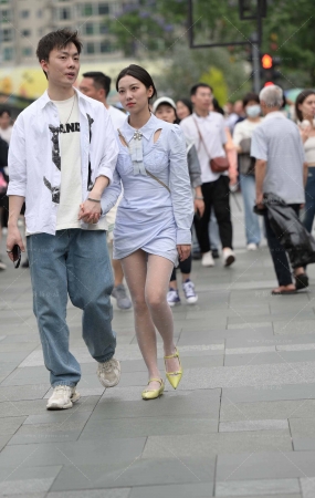 街拍印花白丝白裙小姐姐