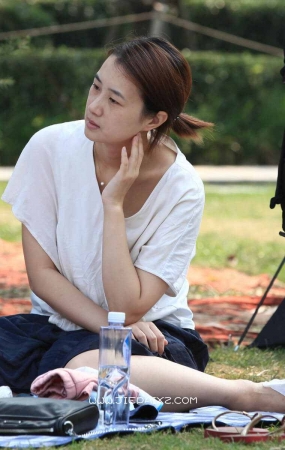 街拍清瘦型少F，似乎还有一丝少女气质。
