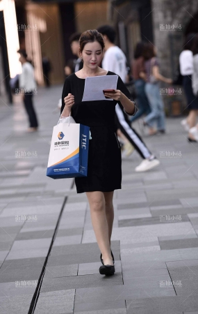 街拍黑裙美女