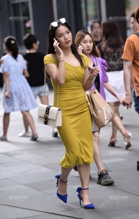 黄色包臀裙美女