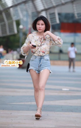 街拍短发热裤美眉