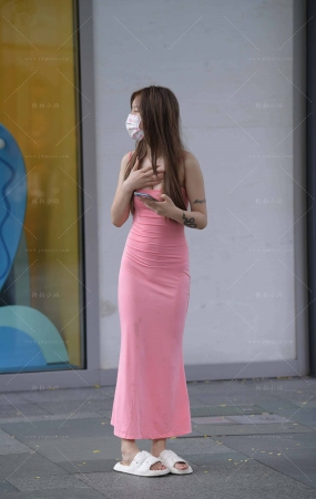 街拍粉色吊带长裙小妹