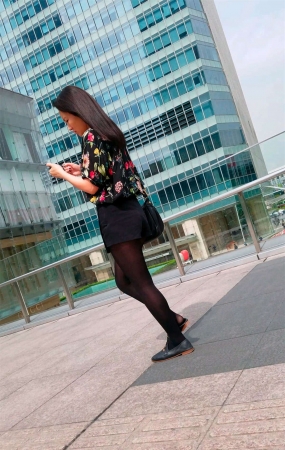 花上衣黑短裤黑丝MM
