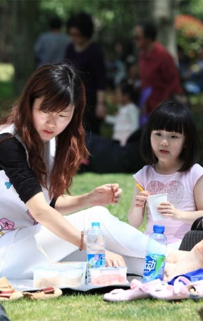 No777 清秀少妇的一双骨感大白脚，通体幼滑光洁