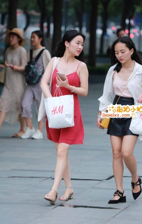 街拍红色吊带裙美女