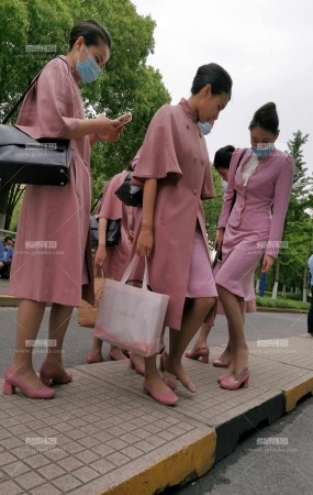 罕见震撼吉祥航一丰腴空姐超薄灰si脱鞋互相试穿