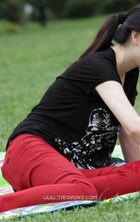 街拍红色紧身裤美女辣妈
