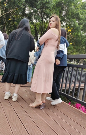 冒死拍到极品粉色包臀裙被发现